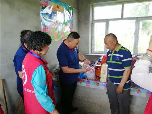 村干部领导也在嘱咐这些老人多注意身体,保持好个人卫生,有困难及时和