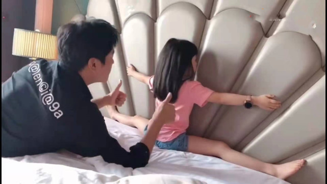 伊能静带女儿探班老公，秦昊陪娃疯玩显宠溺，米粒一字马秀小长腿