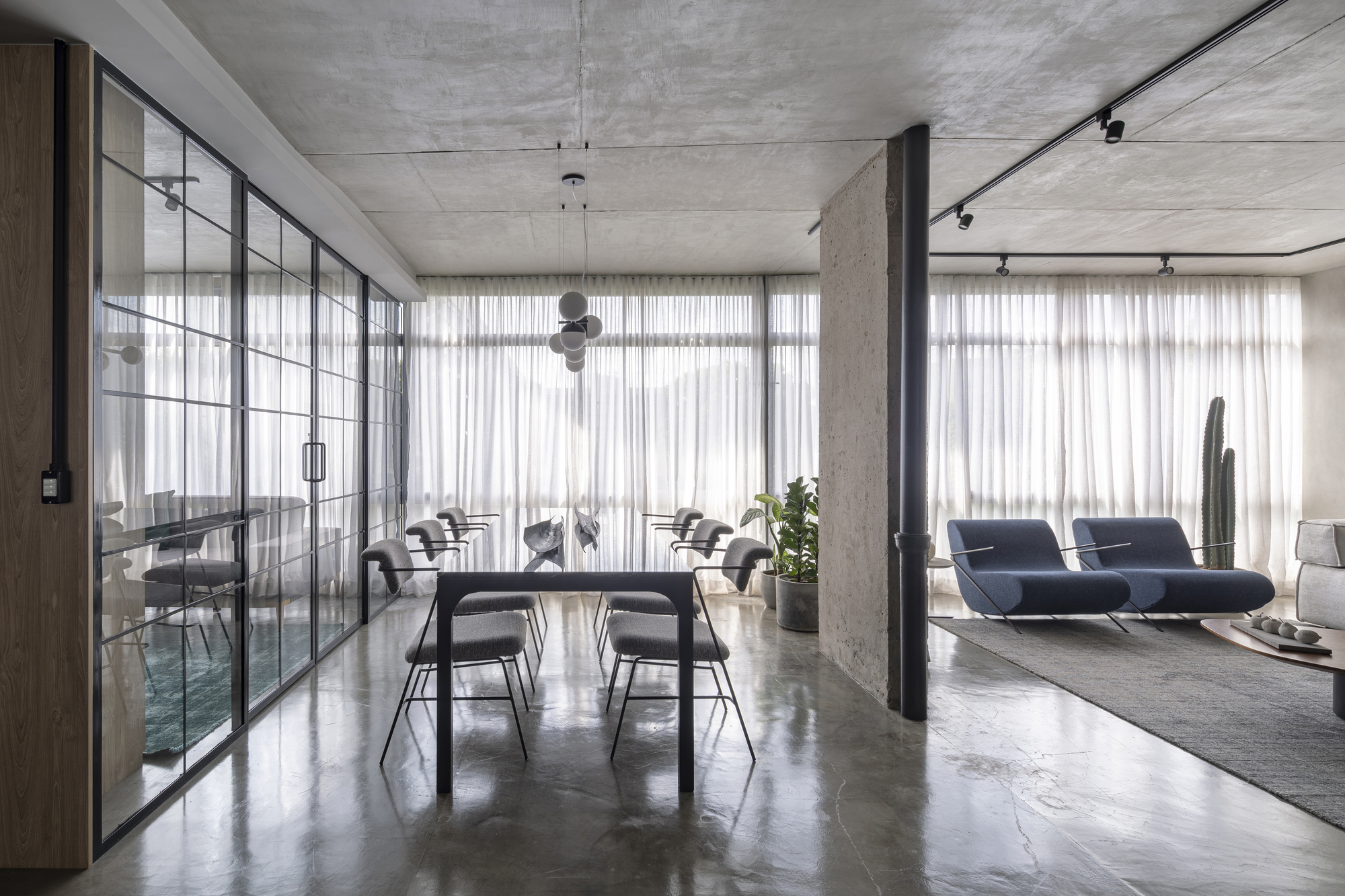 巴西利亚温暖明亮的水泥公寓，120m²三居改一居，向现代主义致敬