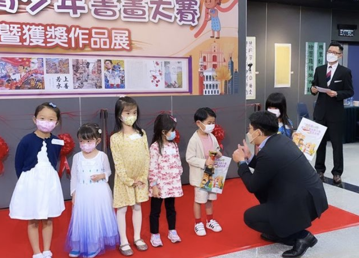 霍啟剛週末攜妻兒看畫展，兒子專注女兒秀氣，郭晶晶穿搭氣質佳