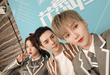 李佳琦叫错虞书欣名字，虞书欣高情商化解，许佳琪在线被CUE