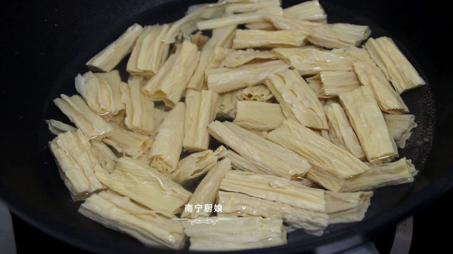 飯店涼拌腐竹做得好吃有竅門，學會這一招，鮮嫩爽口，不好吃都難