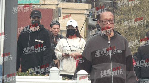 朱一龙被拍与年轻女性关系密切，工作人员曾爆料其已有老婆