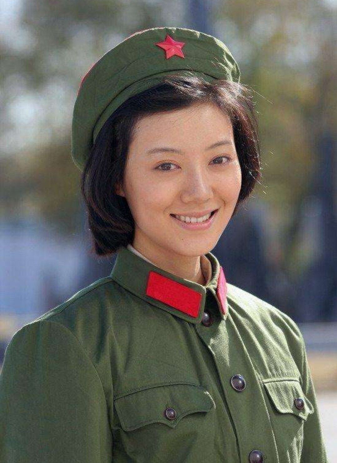 车晓已瘦成“纸片人”，衣服还要靠夹子夹住，频摸鼻子疑身体不适