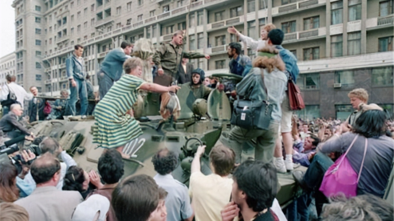1987年，德国青年鲁斯特驾机突降红场，苏联两千官员被免职