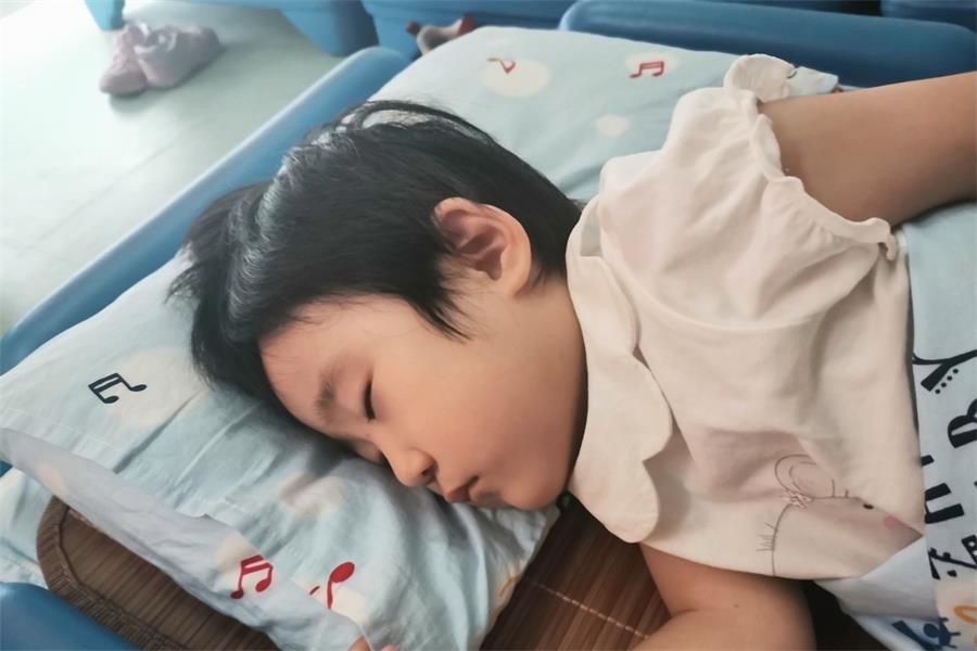 宝宝夜晚睡觉总是踢被子，未必就是热，孩子的“苦衷”妈妈得了解