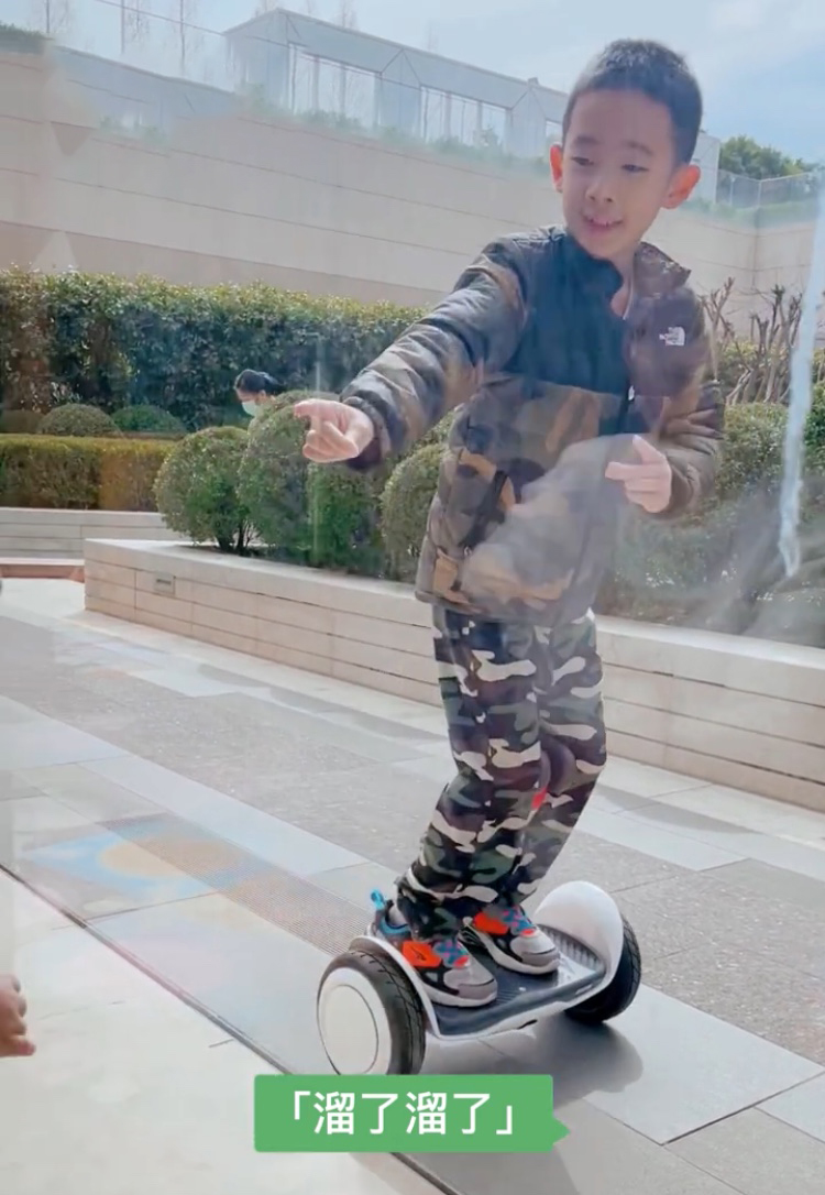 應采兒倆兒子上演“兄弟情深”戲碼，小小春帥氣，hoho可愛