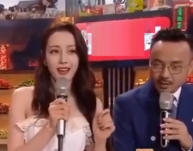 迪丽热巴直播被陌生男举钻戒求婚，汪涵及时拖