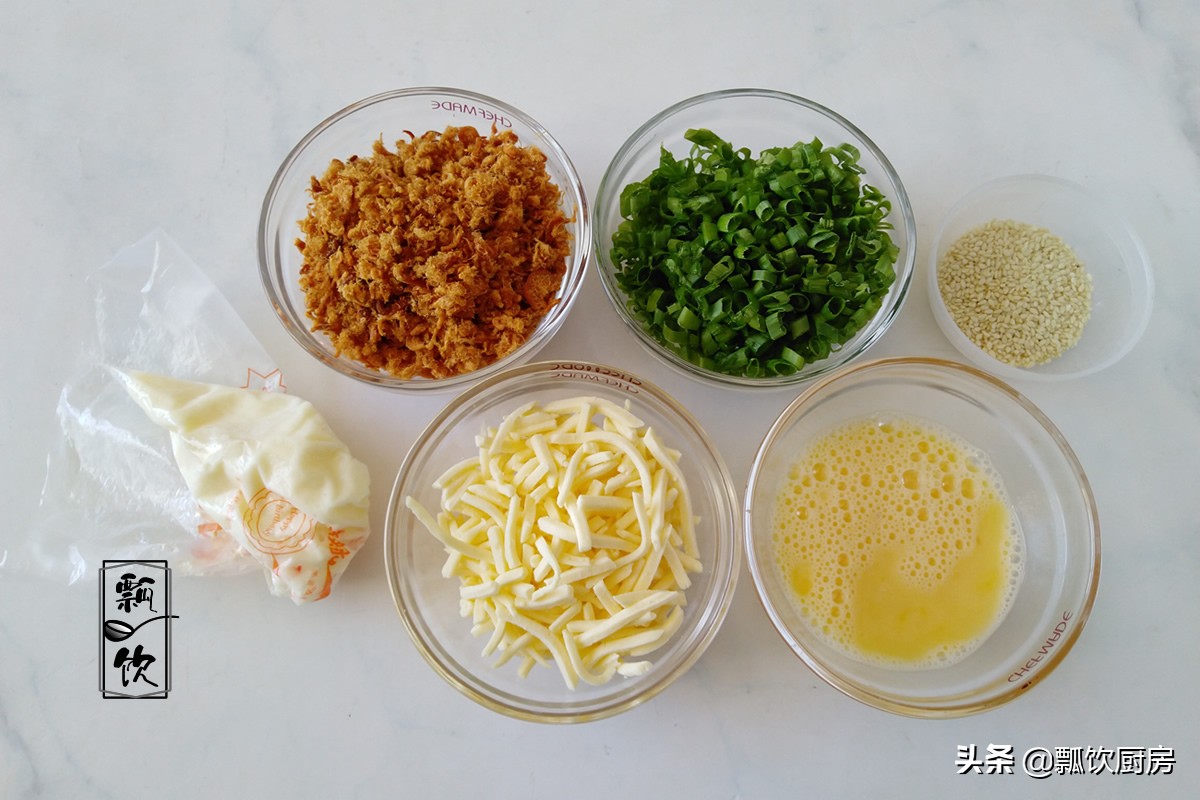 美味面包也能做之有易，简单一卷，撒上料，咸甜有度，早餐的挚爱