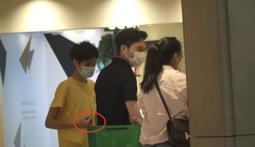 張智霖夫婦攜兒子逛街，15歲張慕童身高超過父親，兩人互動超有愛