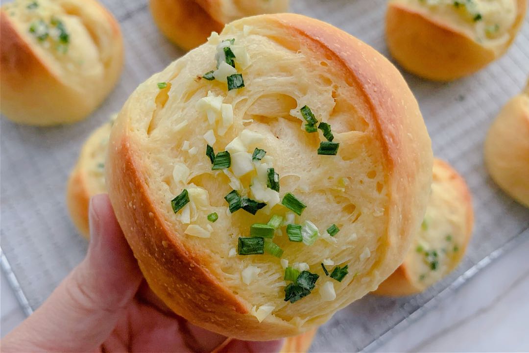 這麵包真獨特，蒜香濃郁鬆軟拉絲，吃一口就停不下來