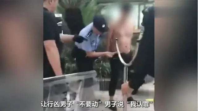 18岁少年找女友复合遭拒，情绪失控捅死过路女子！令人痛心