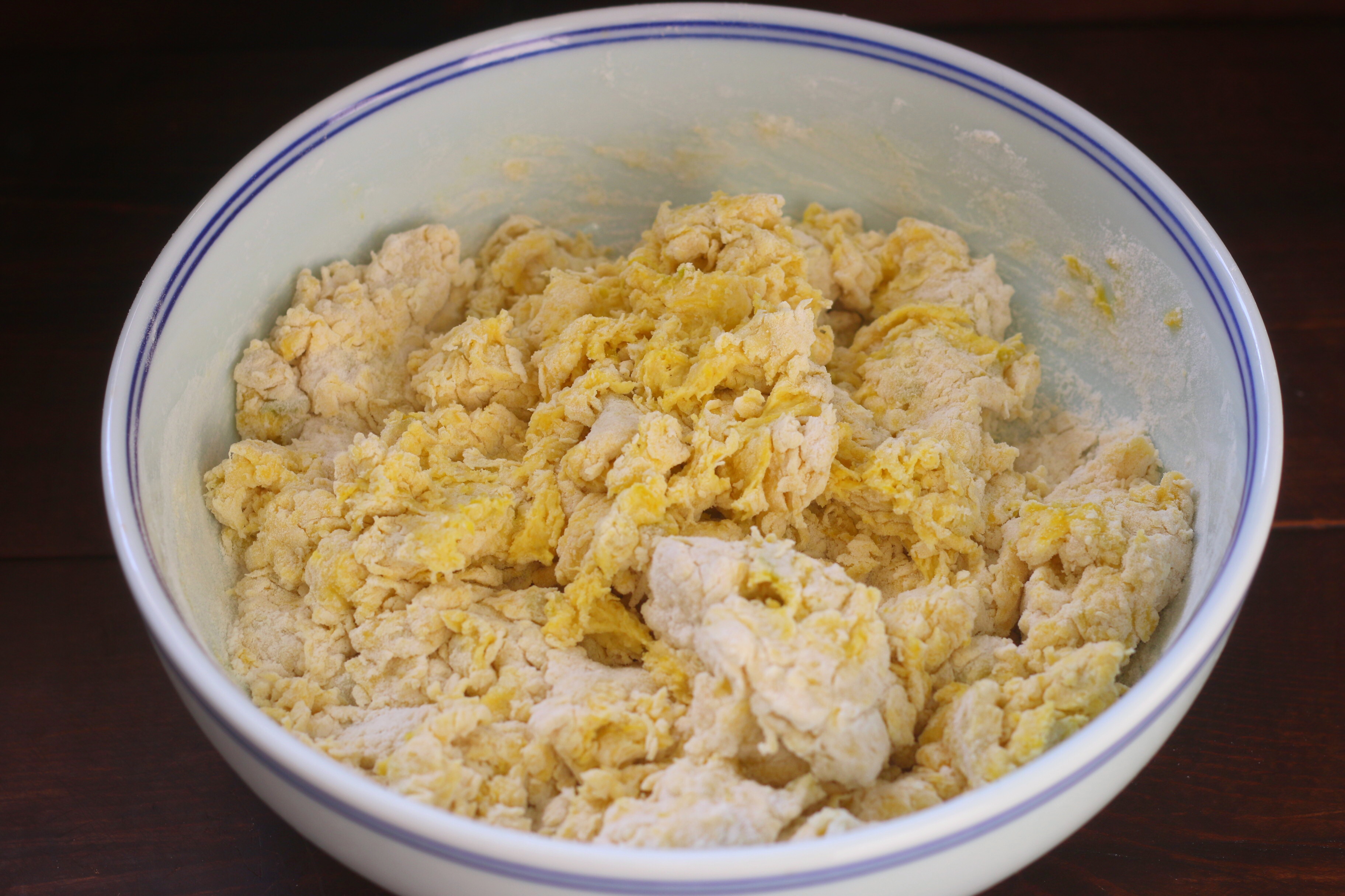 用南瓜做餅，又軟又香甜，如果不制止，孩子會拿起第三個第四個