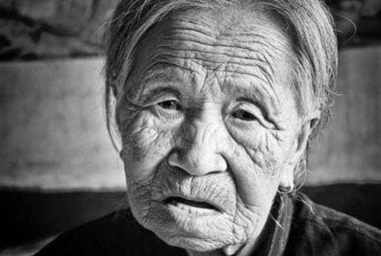 她13岁被拐走做慰安妇，晚年拿出此物控诉日本，