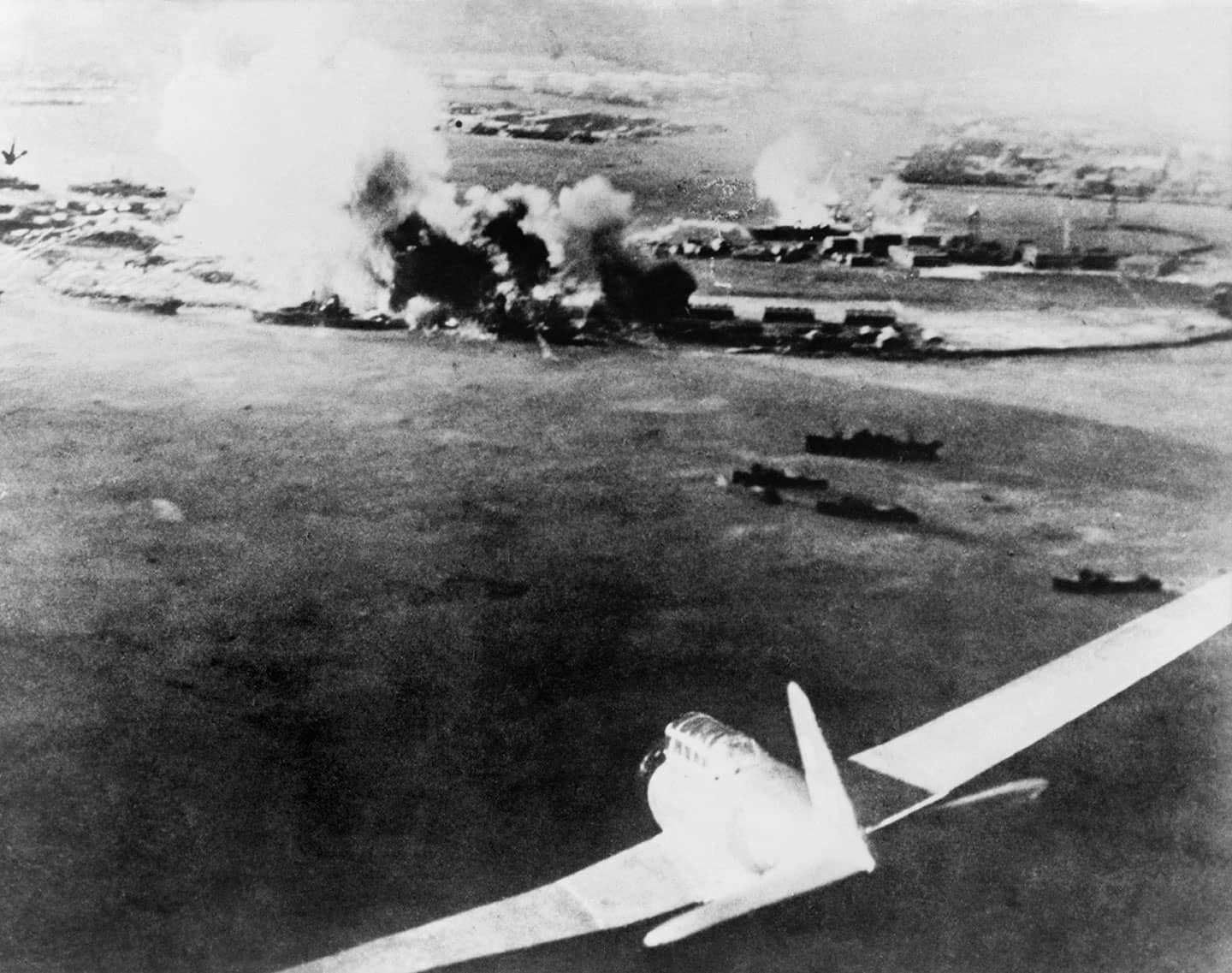 日本偷袭珍珠港，黑人厨师上阵打飞机，美国海军为他改写军规
