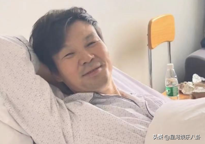 主持人李彬曝病情现状！躺病床辗转做检查憔悴不堪，儿子贴身照顾