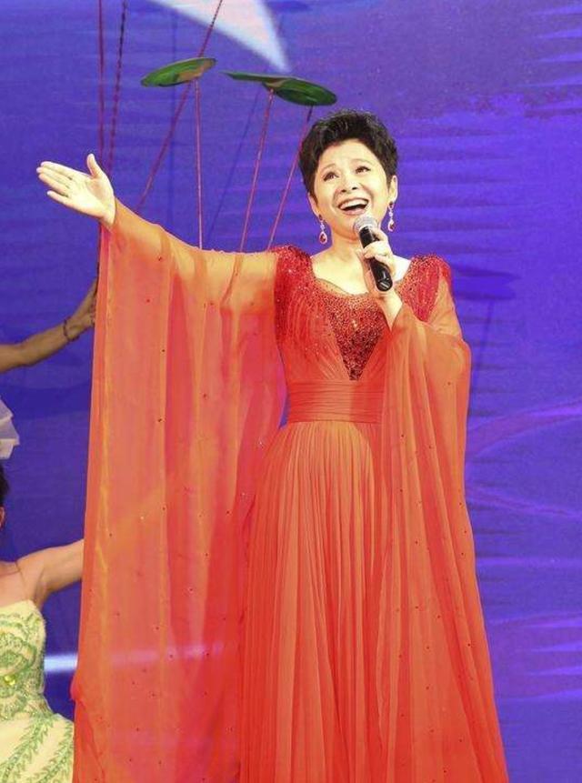 13次登春晚，唱红《十五的月亮》，58岁续写《春