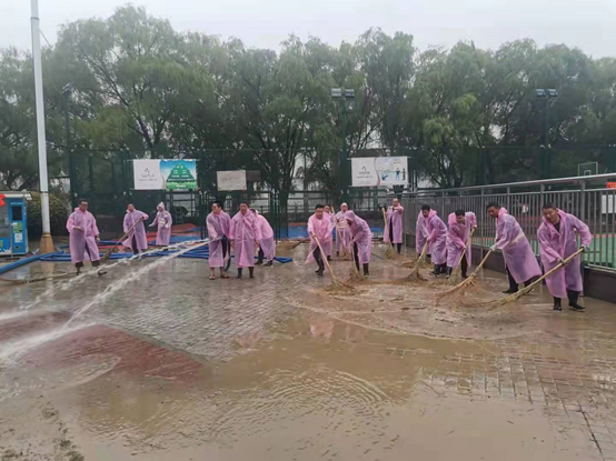 漯河城管雨中清淤“连战”获市民热赞