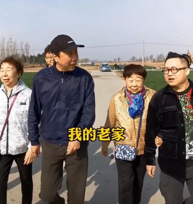冯巩和两位姐姐回老家祭祖，姐弟三人如复制粘贴，长相一模一样