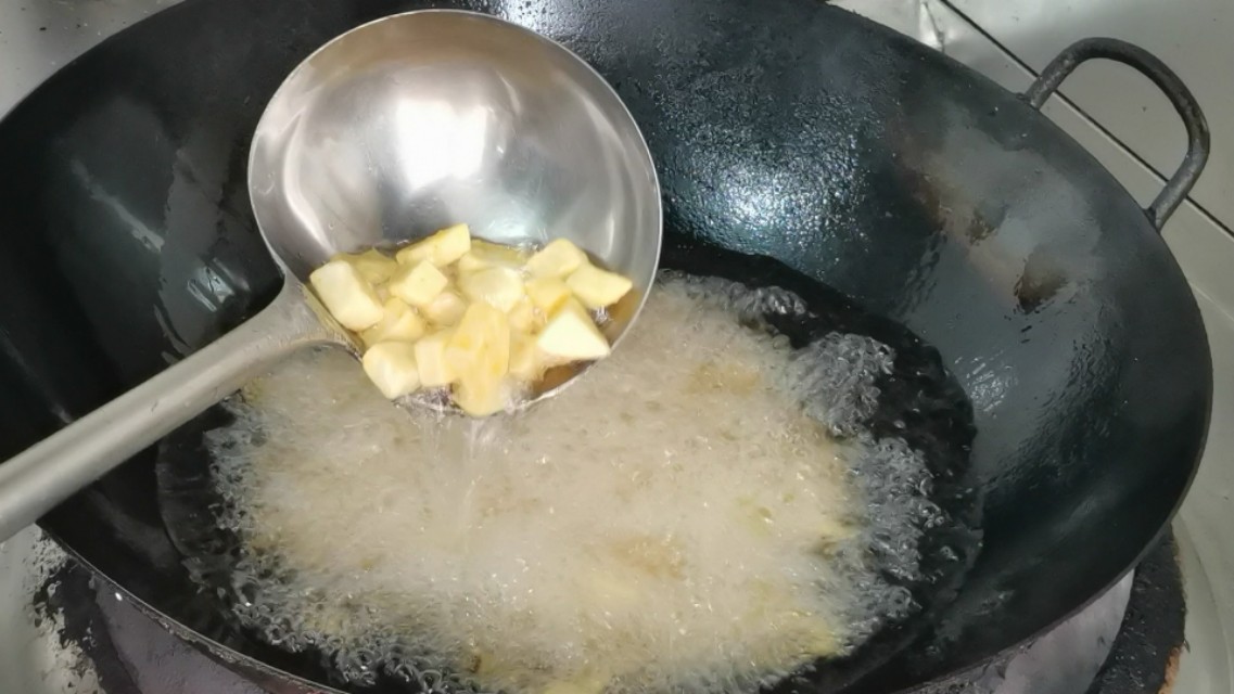 土豆用这种方法做，外酥里软，美味可口，既可以是菜也可以当零食