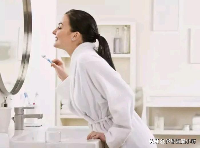早上起床不刷牙就喝水，是在往身體里送細菌嗎？ 不刷牙有何壞處？