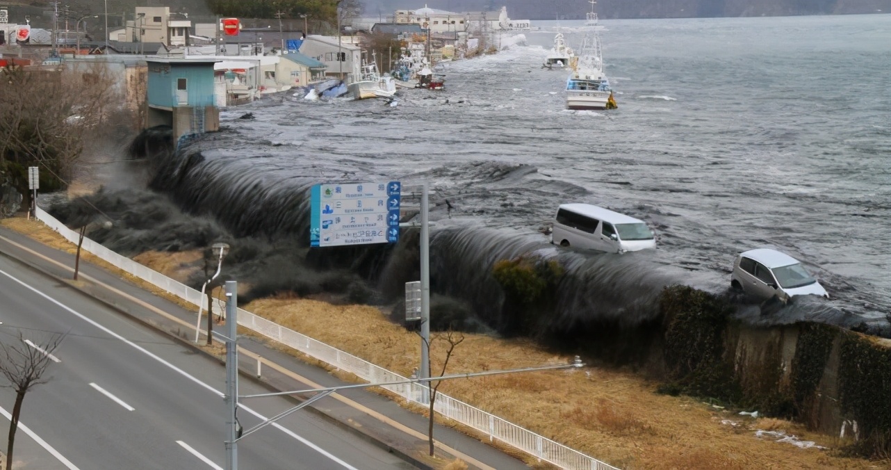 50米海啸来袭，到底是跑向陆地安全，还是迎面冲到水里更安全？