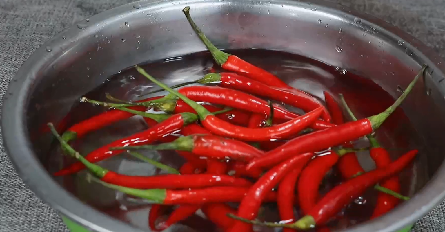 趁小米椒便宜，教你2个保存妙招，放一年不坏，实用又划算