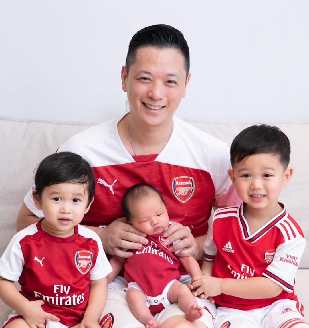 胡杏儿老公父亲节晒照，画面温馨有爱，父子四人同穿球衣帅气养眼