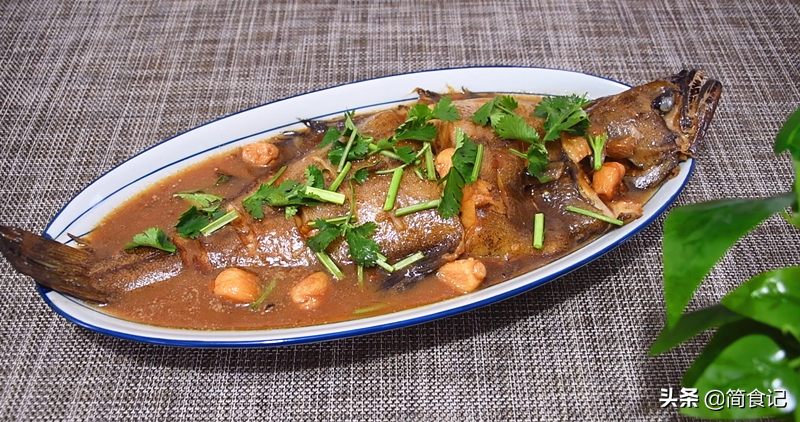 燒魚時，別再加酒加醋去腥了！ 教你這樣做，魚肉細嫩，上桌就吃光