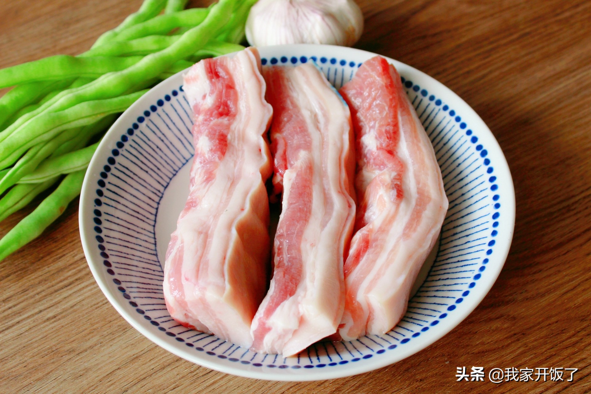 每到周末，老公点名要吃豆角红烧肉，肥而不腻又软糯，连扒3碗饭