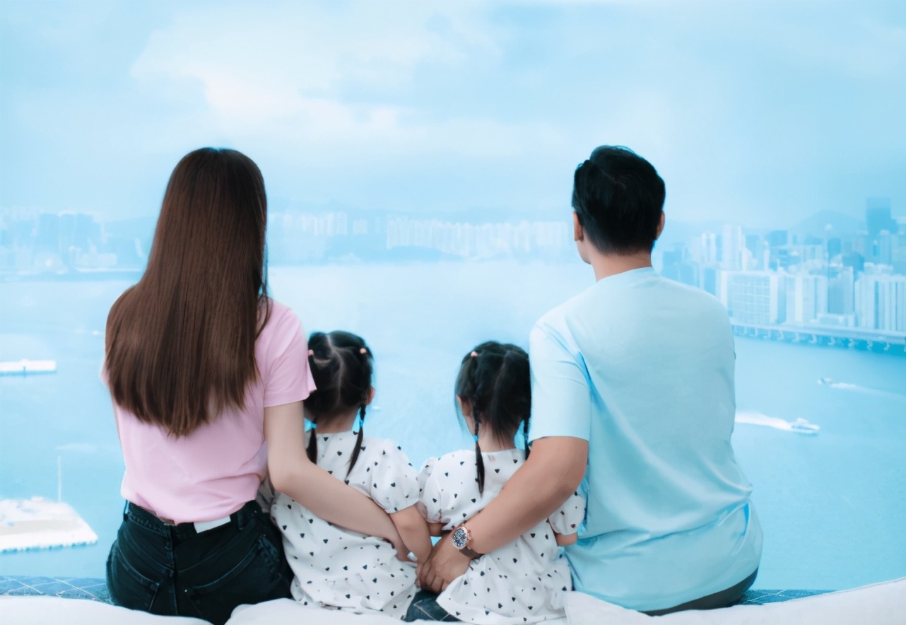 熊黛林老公父亲节晒双胞胎女儿，小姐妹变豪车小模特可爱表白爸爸