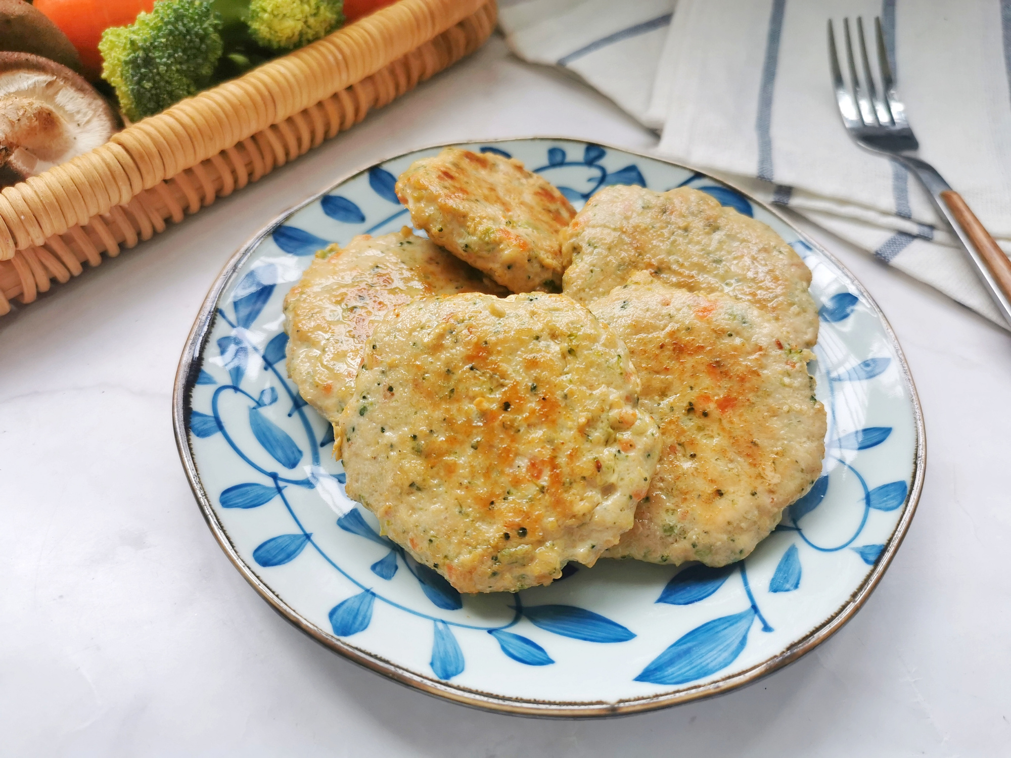 鸡胸肉别水煮，做成小饼低脂又解馋，口感不柴，早餐10分钟搞定