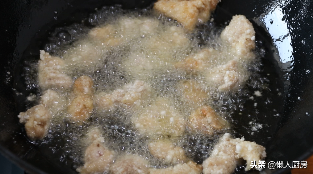 炸鸡裹面包糠不好吃，试试我这种做法，外酥里嫩，配九层塔吃着香