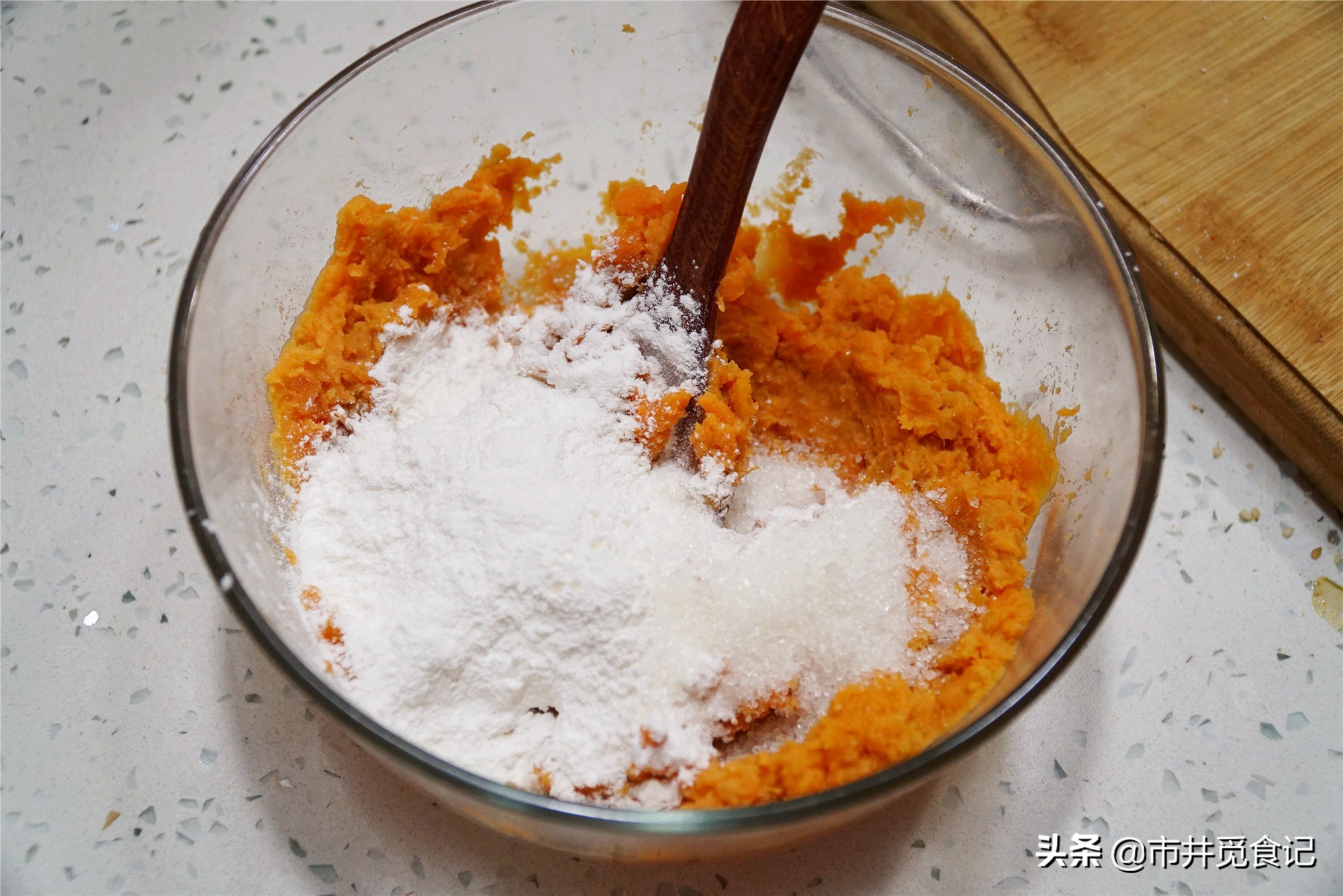 我家红薯从不熬粥，加点面，拌点糖，秒变抢手小零食，酥香软糯