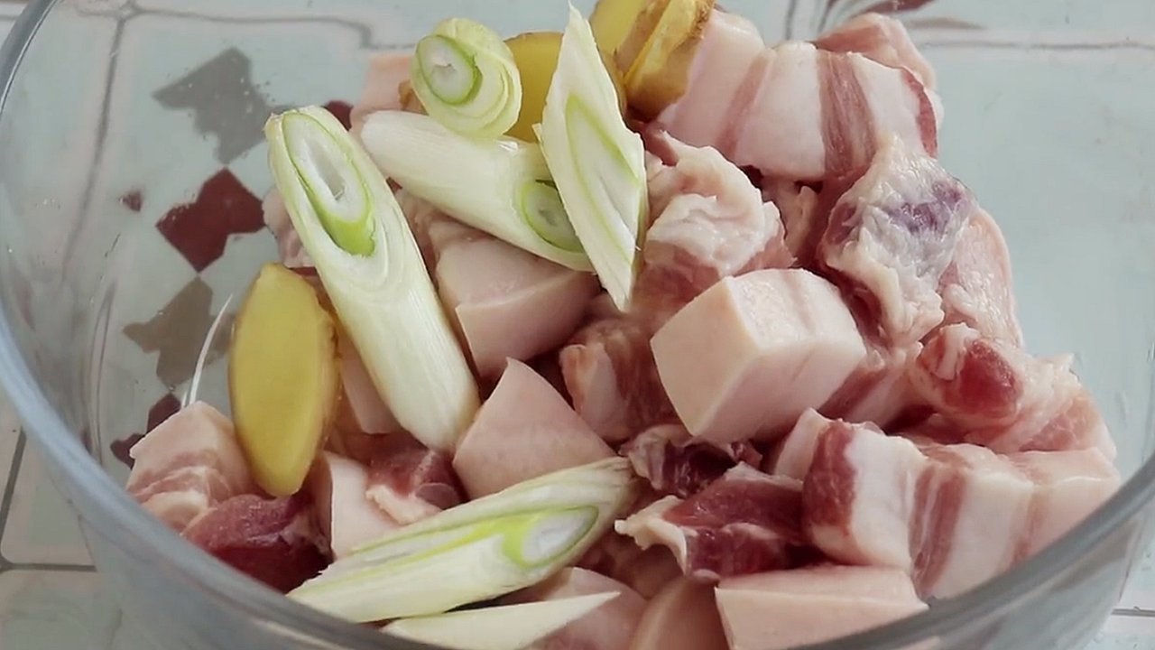 廚師教你紅燒肉的做法，軟糯香甜，肥而不膩，過年吃著真香