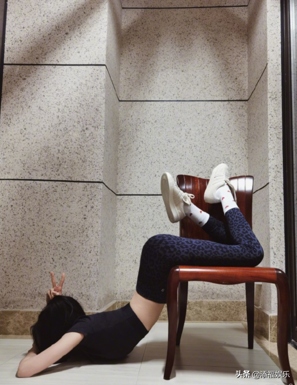 张艺凡挑战杨幂的漫画腰，瘦到肋骨明显，但受