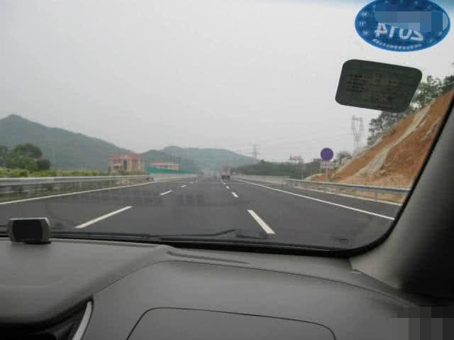 跑高速时，遇到小动物是撞还是躲？交警再说一遍，大家记好