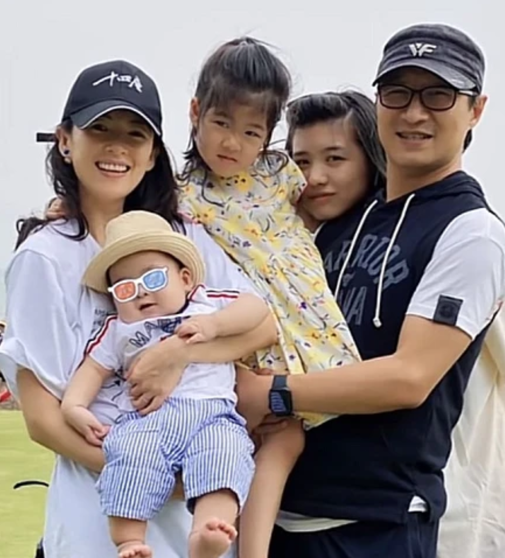 章子怡一家做陶艺，章子怡搂着醒醒做小碗，汪峰做出一滩泥