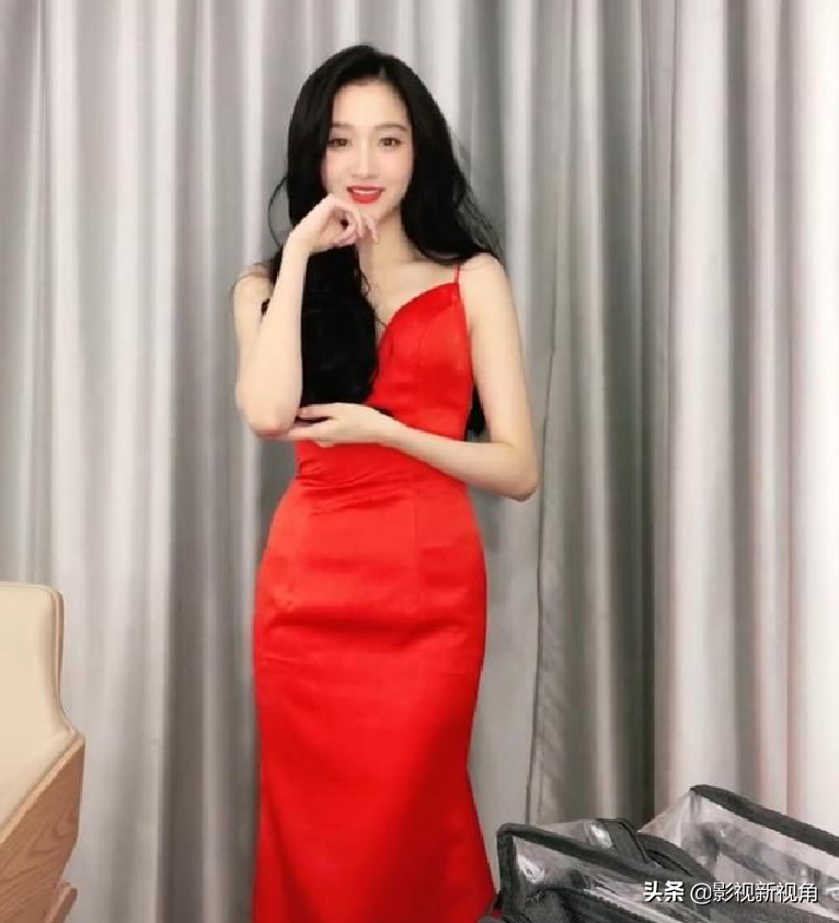 Guan Xiaotong basks in the video that occupy the home, wear red garment skirt with shoulder-straps not dread shows a figure, alvine apophysis brings heat to discuss