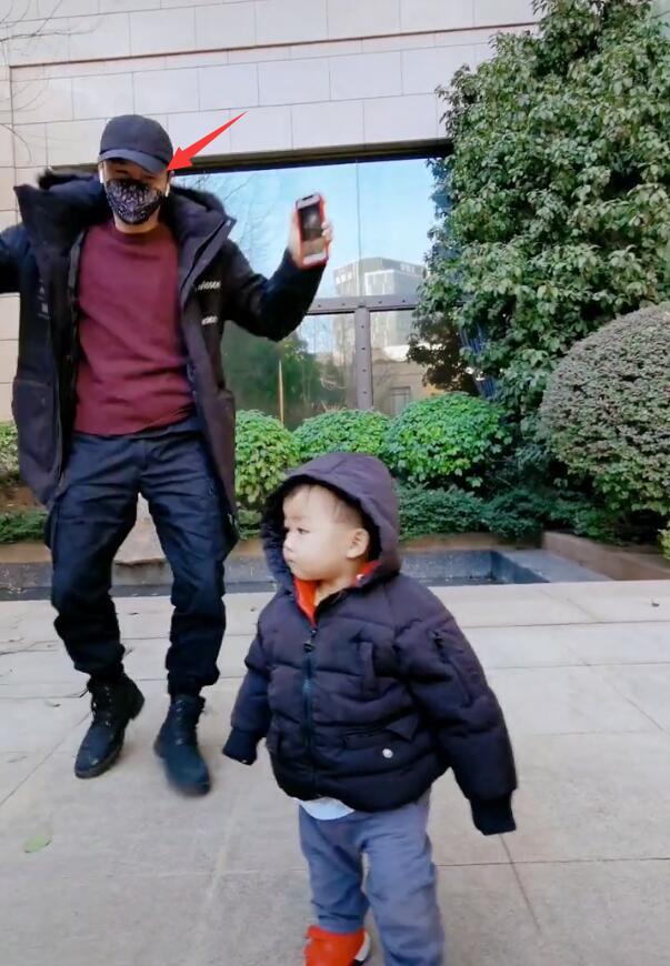 张晋带儿子出镜，鱼蛋眼神呆萌，不动抢到C位，张晋满眼都是儿子