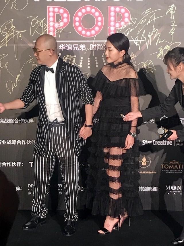 包贝尔包文婧牵手秀恩爱，一个穿条纹西装一个透视裙，看着挺登对
