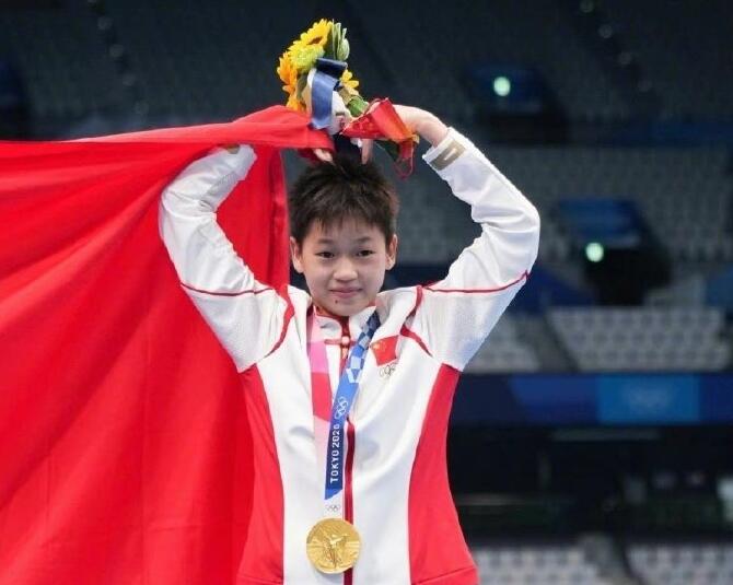 全红婵爱吃肉，自助餐吃40分钟！恩师很担心：吃完还拿饼干回宿舍