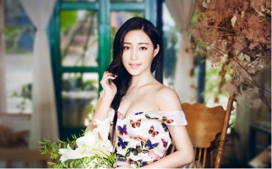 最美“金莲”甘婷婷，一袭“炼乳”裙太惊艳，