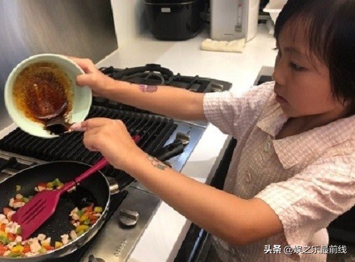 蔡少芬教会女儿厨艺，让女儿亲自下厨实践，获得网友称赞
