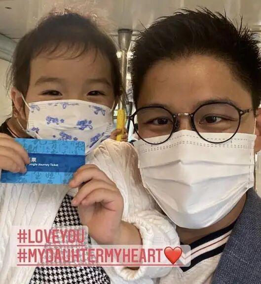 霍啟剛一家五口出遊，郭晶晶提三部滑板車，媽媽力Max