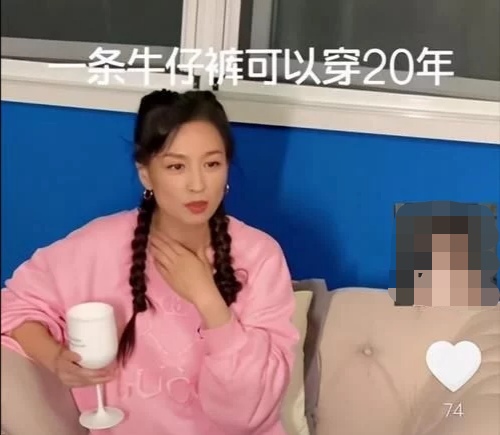 51岁张庭脱鞋晒破洞，自称节俭，网友不买账：你上衣4000多