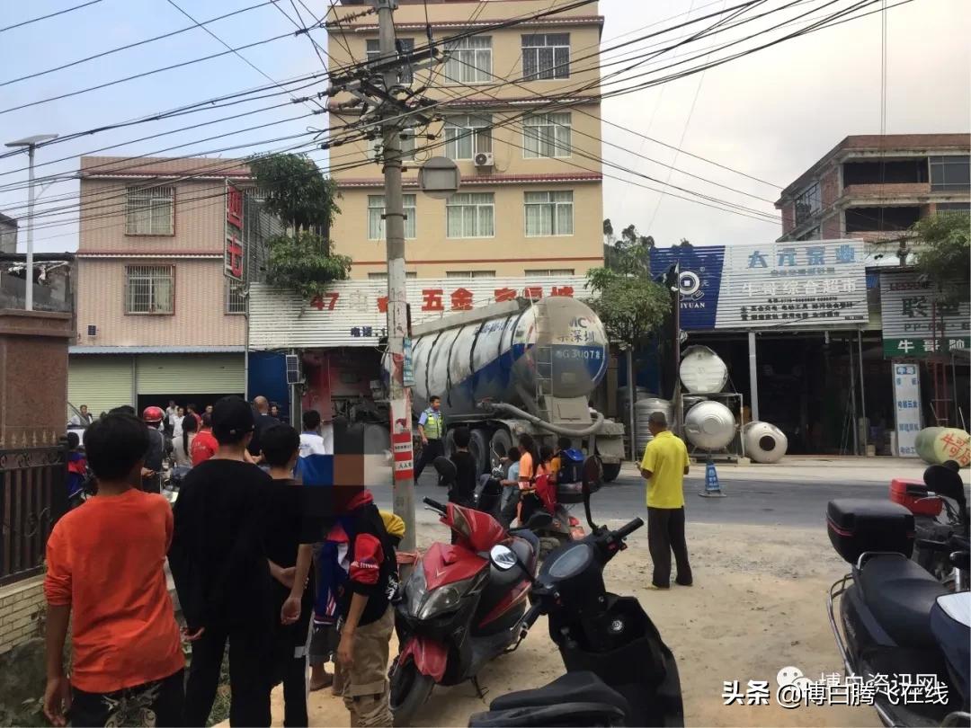 大单！博白英桥一油罐车为躲摩托车撞上路边民房，有人受伤