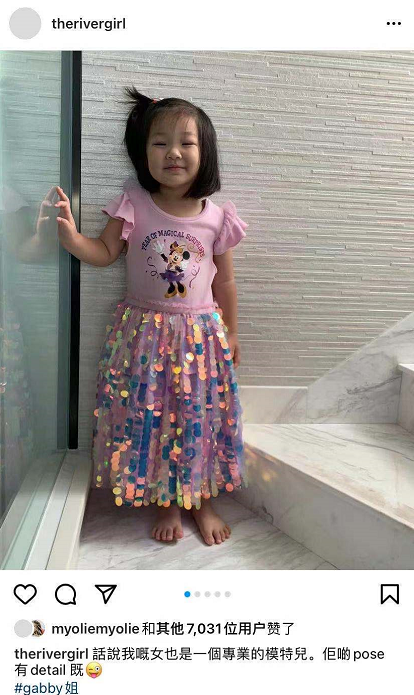 李亚男赞女儿拍照似专业模特，2岁天韵眯眼甜笑越长越漂亮
