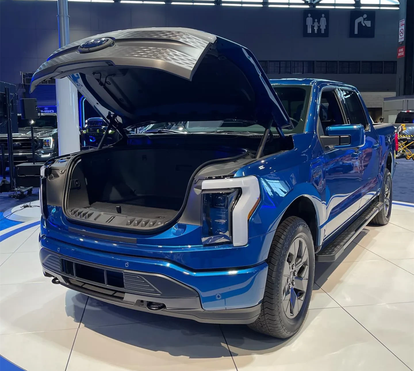 实拍福特f-150电动版,双电机四驱布局,新增400升前备箱