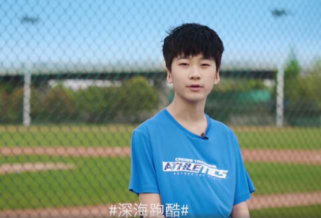 網友偶遇張亮兒子，天天比同齡人高半頭，穿上萬元鞋子上學引熱議